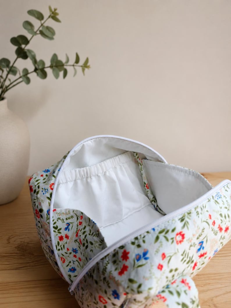 Cartamodello per pochette apribile in 3 misure, trousse da viaggio per cosmetici, pochette organizer per trucchi con ampia apertura, modello di tracolla opzionale, cartamodello per borsa fai da te in formato PDF immagine 17