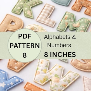 Op de afbeelding: Stoffen alfabetletters in diverse patronen en kleuren, waaronder bloemen-, ruit- en sterontwerpen. De letters zijn ongeveer 20 cm groot. De afbeelding bevat ook de tekst "PDF Pattern" en "Alphabets & Numbers".