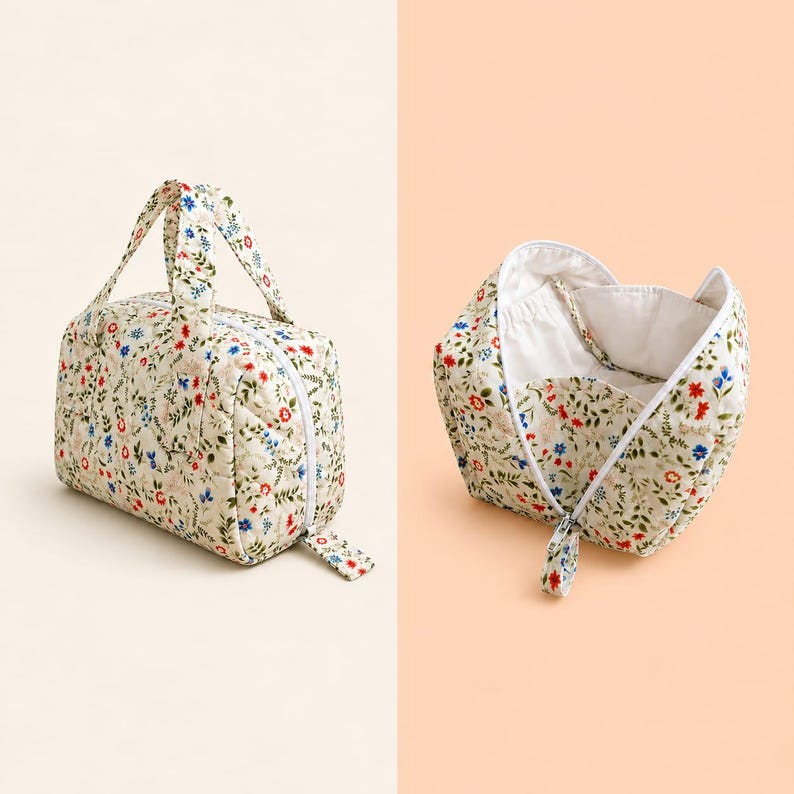 Pu&ograve; includere: Una borsa cosmetica in tessuto trapuntato con base color crema e un motivo floreale colorato di piccoli fiori e foglie rosse, blu e verdi. La borsa presenta due manici superiori, una chiusura a zip e un interno foderato in tessuto bianco.