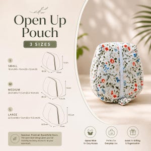 Pu&ograve; includere: Una pochette con stampa floreale e chiusura a zip bianca. La pochette presenta una base bianca con motivi botanici rossi, blu e verdi. Il testo include Open Up Pouch, 3 SIZES e le dimensioni in cm per tre diverse misure disponibili.