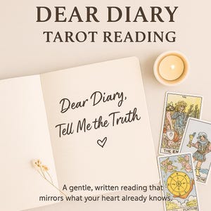 以下が含まれることがあります： 「Dear Diary, Tell Me the Truth」のテキストとハートマークが入った開いたノート。上部には「DEAR DIARY TAROT READING」の文字。タロットカードと火の灯ったキャンドルも写っています。