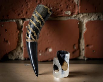 Mug Viking en corne à boire avec support : chope en corne de bœuf d'inspiration médiévale