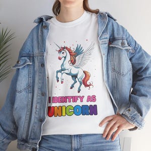 Einhorn Identität T-Shirt, ich identifiziere mich als Einhorn Shirt, lustiges grafisches T-Shirt, LGBTQ + Pride Kleidung, Geschenk für Einhorn-Liebhaber, Freizeitkleidung