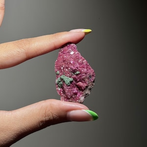 Polvere di stelle magenta ~ Raro esemplare di druzy di calcite cobalto • Microcristalli lampone scintillanti e accenti verdi • Cristallo unico per collezionisti •