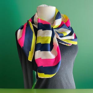 Foulard Carré en Soie à Rayures, Foulard Rose Bleu Jaune, Bords Roulés à La Main, Foulard Géométrique Color Block, 1960s