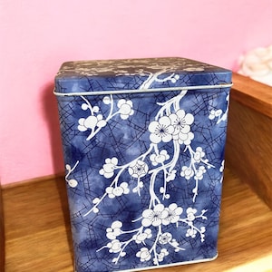 Daher Flower Tea tin, Decorative Flower Biscuit tin, Retro Square tin box, Blue & White Tin, Rustic Farmhouse Decor