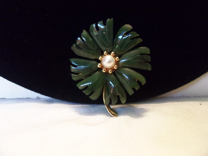 Swoboda Signed Pearl /& Jade Carved Flower Gold Plate Brooch Pin