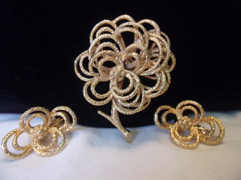 Modernist 1960/'s MOD Golden Flower Brooch Vintage Pin /& Clip Earrings Jewelry Set
