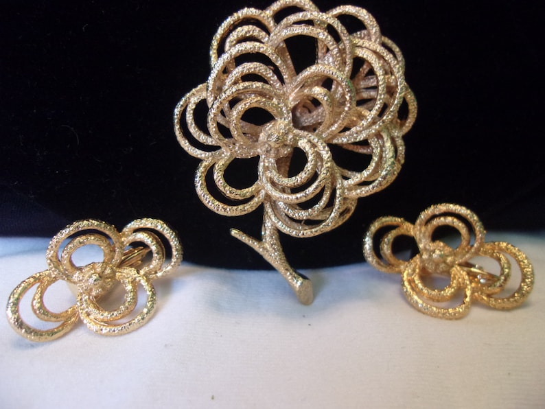 Modernist 1960/'s MOD Golden Flower Brooch Vintage Pin /& Clip Earrings Jewelry Set