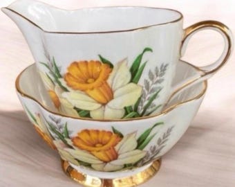 Set vintage impilabile di lattiera e zuccheriera con motivo narciso, in pregiata porcellana Bone China.