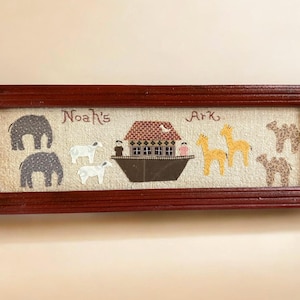 Signerad 1994 Noahs Ark inramad tyg Applikationsprovtagare Primitiv folkkonstdekor