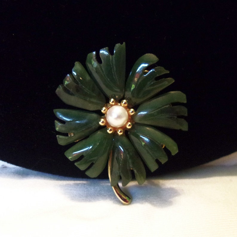 Swoboda Signed Pearl /& Jade Carved Flower Gold Plate Brooch Pin