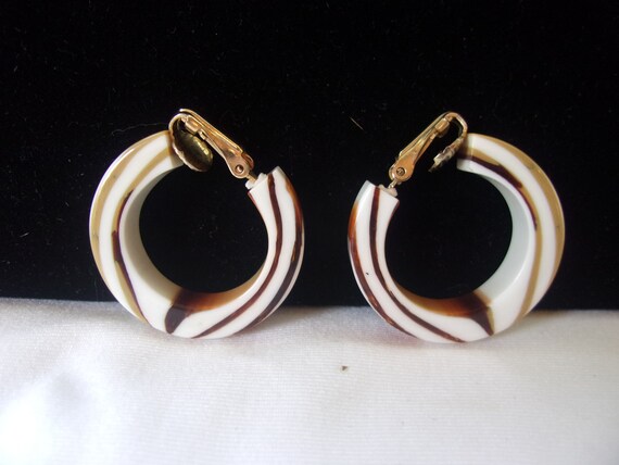 Vintage Hoop Earrings Toffee & Cream White Colore… - image 6