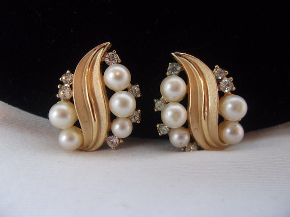 Trifari Golden metal and faux pearls with small rhinestones