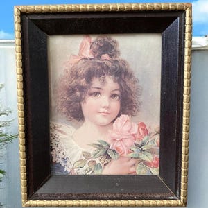 Art victorien d'impression de cartes, portrait de fille avec des fleurs, cadre en bois à suspendre, Plus douce que des roses, Frances Brundage