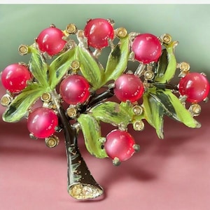 Broche de árbol Art Déco de la década de 1940 – Pin de esmalte de fruta de Lucite rosa Moonglow