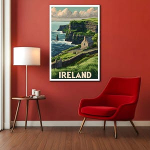 K&ouml;nnte beinhalten: Ein gerahmtes Reiseplakat der irischen K&uuml;ste. Das Bild zeigt eine gr&uuml;ne Klippe, ein Steingeb&auml;ude und das Wort "IRELAND" in Wei&szlig;. Das Meer ist blau und der Himmel hellblau mit wei&szlig;en Wolken.