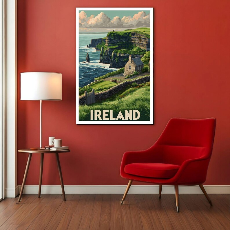 K&ouml;nnte beinhalten: Ein gerahmtes Reiseplakat der irischen K&uuml;ste. Das Bild zeigt eine gr&uuml;ne Klippe, ein Steingeb&auml;ude und das Wort "IRELAND" in Wei&szlig;. Das Meer ist blau und der Himmel hellblau mit wei&szlig;en Wolken.
