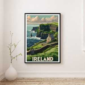 K&ouml;nnte beinhalten: Gerahmter Kunstdruck mit einer malerischen Ansicht der irischen K&uuml;ste. Das Kunstwerk zeigt gr&uuml;ne Klippen, ein Steinh&auml;uschen und das Wort "IRELAND" in fetter Schrift. Der Himmel ist eine Mischung aus Blau und Wei&szlig; mit flauschigen Wolken.