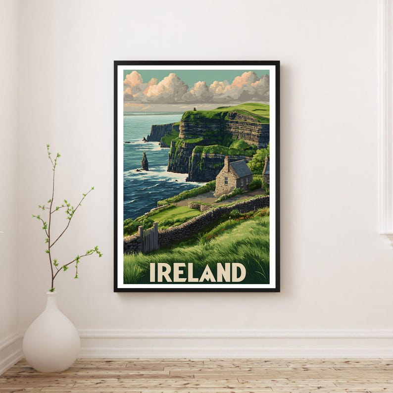 K&ouml;nnte beinhalten: Gerahmter Kunstdruck mit einer malerischen Ansicht der irischen K&uuml;ste. Das Kunstwerk zeigt gr&uuml;ne Klippen, ein Steinh&auml;uschen und das Wort "IRELAND" in fetter Schrift. Der Himmel ist eine Mischung aus Blau und Wei&szlig; mit flauschigen Wolken.