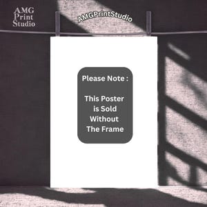 K&ouml;nnte beinhalten: Ein wei&szlig;es Poster mit dem Text "Please Note: This Poster is Sold Without The Frame" in einer dunkelgrauen Box. Das Poster h&auml;ngt an einem Draht. Das AMG Print Studio Logo ist sichtbar.