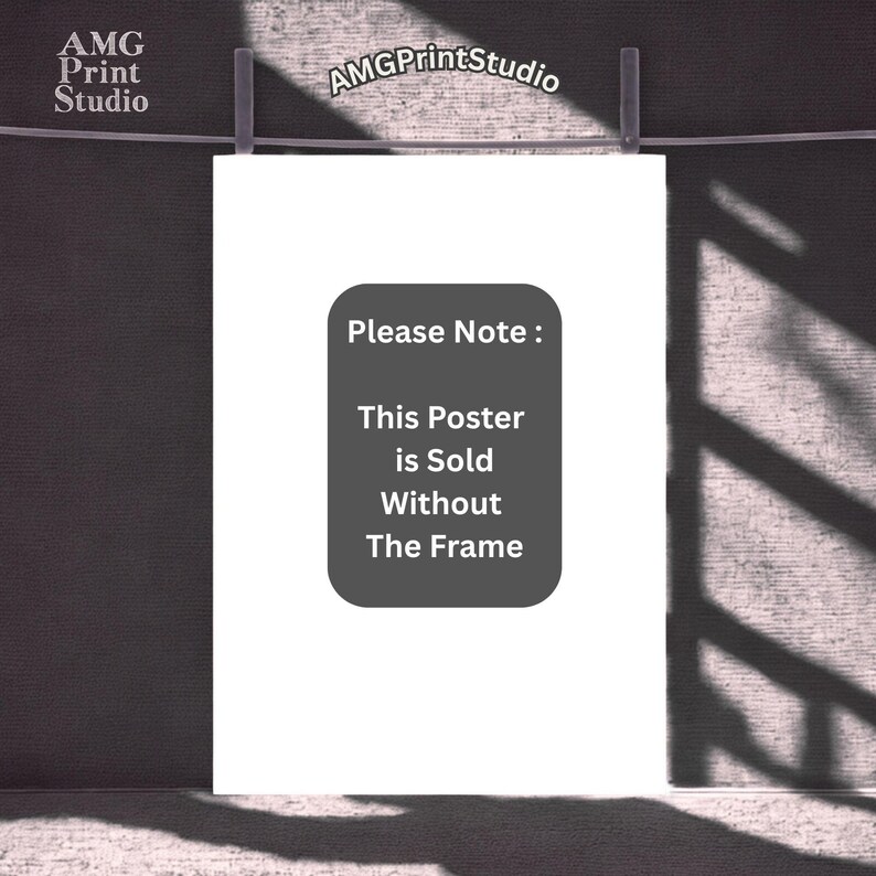 K&ouml;nnte beinhalten: Ein wei&szlig;es Poster mit dem Text "Please Note: This Poster is Sold Without The Frame" in einer dunkelgrauen Box. Das Poster h&auml;ngt an einem Draht. Das AMG Print Studio Logo ist sichtbar.