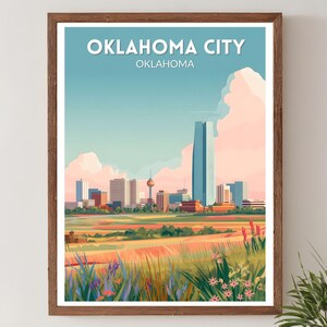 Puede incluir: Una impresión artística enmarcada con una ilustración estilizada del horizonte de Oklahoma City. La obra de arte muestra un rascacielos azul alto y otros edificios bajo un cielo azul y rosa, con un campo de flores en primer plano. Las palabras "OKLAHOMA CITY OKLAHOMA" están en la parte superior.