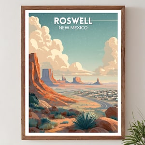 Peut inclure: Impression d'art encadrée représentant un paysage de Roswell, Nouveau-Mexique. L'image montre des formations rocheuses rouges, une route et une ville. Le ciel est rempli de nuages. Le texte "ROSWELL NEW MEXICO" est en haut. L'œuvre est dans un cadre en bois.
