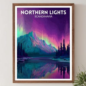 Puede incluir: Impresión artística enmarcada que representa la aurora boreal sobre una cordillera y un lago. La obra de arte muestra una paleta de colores púrpura, turquesa y verde, con el texto "NORTHERN LIGHTS SCANDINAVIA" en la parte superior.