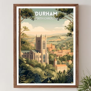 Può includere: Una stampa artistica incorniciata con un'illustrazione stilizzata di Durham, Carolina del Nord. L'opera raffigura una grande cattedrale e gli edifici circostanti tra lussureggianti alberi verdi e dolci colline. Il testo "DURHAM NORTH CAROLINA" è in alto.