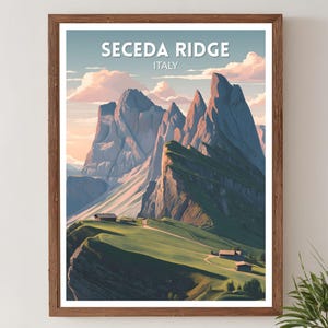 Puede incluir: Una impresión enmarcada que presenta una vista panorámica de Seceda Ridge en Italia. La obra de arte representa imponentes picos montañosos, verdes colinas y pequeños edificios bajo un cielo con nubes suaves. El texto "SECEDA RIDGE ITALY" está en la parte superior.