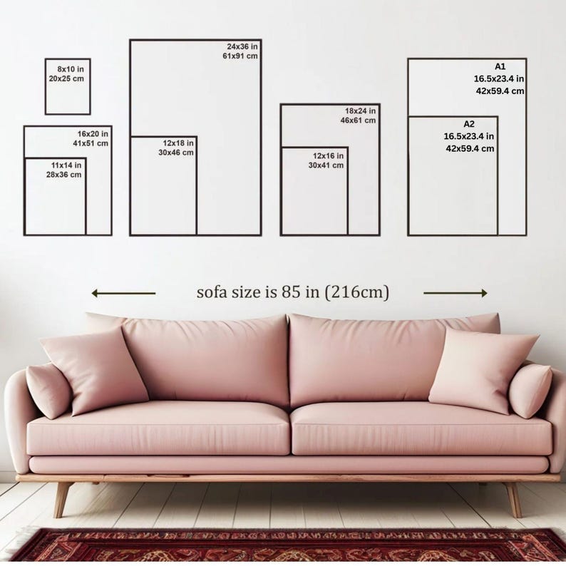 K&ouml;nnte beinhalten: Ein rosa Sofa mit Holzrahmen steht vor einer wei&szlig;en Wand mit gerahmten Kunstdrucken in verschiedenen Gr&ouml;&szlig;en, darunter 20x25 cm, 41x51 cm und 61x91 cm. Die Sofagr&ouml;&szlig;e betr&auml;gt 216 cm.