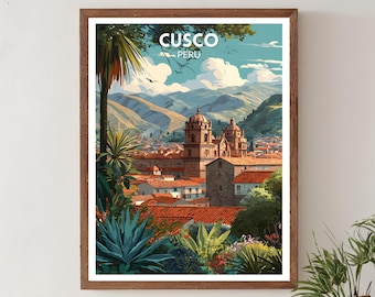 Könnte beinhalten: Ein gerahmter Kunstdruck von Cusco, Peru, mit einer lebendigen Landschaft. Das Kunstwerk zeigt eine Stadt mit roten Ziegeldächern, einer großen Kirche und Bergen im Hintergrund. Üppiges Grün und der Text "CUSCO PERU" sind ebenfalls zu sehen.