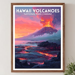 Puede incluir: Una impresión enmarcada que presenta una vívida representación del Parque Nacional de los Volcanes de Hawái. La obra de arte muestra una erupción volcánica con lava roja ardiente fluyendo hacia el océano bajo un dramático cielo al atardecer. El texto en la parte superior dice "HAWAII VOLCANOES NATIONAL PARK | HAWAII."