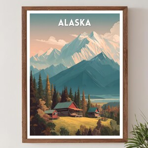 Puede incluir: Una impresión artística enmarcada que representa un paisaje de Alaska. La imagen muestra una cordillera, un bosque y cabañas. La palabra "ALASKA" está escrita en blanco en la parte superior. El marco es marrón.