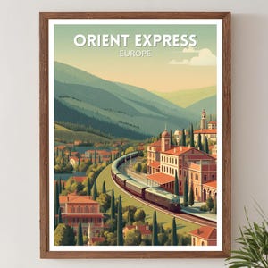 Könnte beinhalten: Ein gerahmter Kunstdruck mit einem Vintage-Reiseposter-Design für den Orient-Express in Europa. Das Kunstwerk zeigt einen Zug, der sich durch eine malerische Landschaft mit Gebäuden und Bergen schlängelt, in Grün-, Orange- und Brauntönen. Der Text "ORIENT EXPRESS EUROPE".