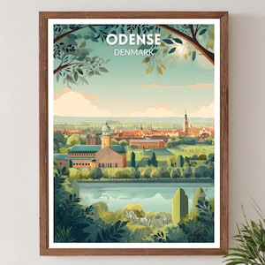 Könnte beinhalten: Ein gerahmter Kunstdruck von Odense, Dänemark, mit einer malerischen Ansicht der Stadt. Das Kunstwerk zeigt Gebäude mit grünen Dächern, einen hohen Kirchturm und üppige grüne Bäume. Der Druck ist in einem Holzrahmen und enthält den Text "Odense Denmark".