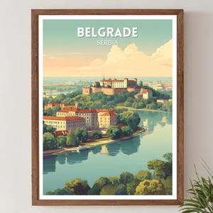 Pode incluir: Impressão artística emoldurada de Belgrado, Sérvia, apresentando uma vista panorâmica da cidade com um rio e edifícios. A obra de arte tem um estilo de cartaz de viagem vintage, com uma paleta de cores de azuis, verdes e tons quentes.