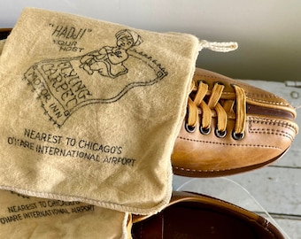 One (1) Vintage Flying Carpet Motor Inn Shoe Cleaner Cloth Souvenir, “HADJI” Your Host Swami, Mid Century Travel Hotel Advertising, Chicago