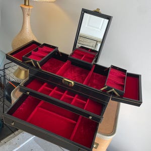 Lockable Vintage Bond St. ROYALTY Jewel Case + KEY, Multi-Tier Gold Tooled Black Leatherette Jewelry Box, Red Velvet/Beveled Mirror, SUPERB!