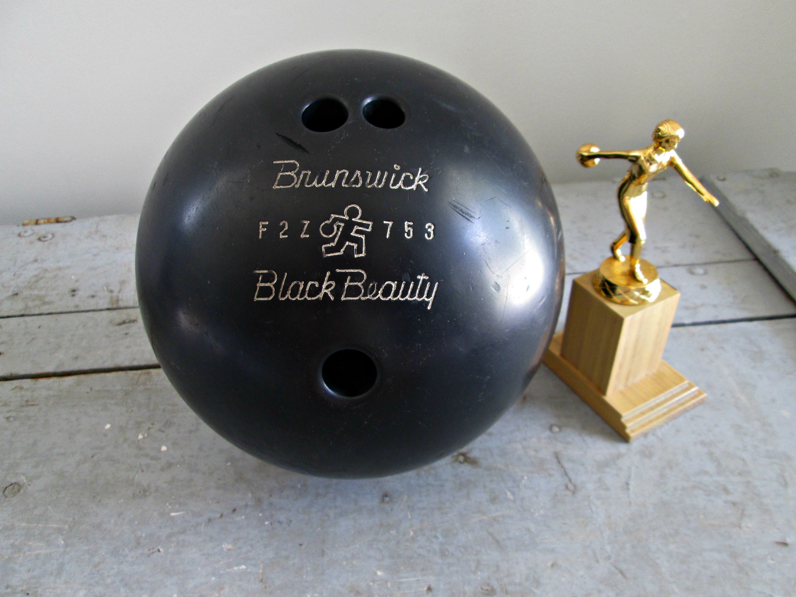 Vintage Brunswick “Black Beauty” Bowling Ball AMC 100 w/ Brunswick