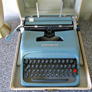 Vintage Portable Manual Typewriter with Lockable Case, Underwood Olivetti Studio 44, Case & Key, MCM Design Robin's Egg Blue, Made in Spain image 7