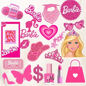 Puede incluir: Colección de gráficos e ilustraciones rosas con temática Barbie. Incluye una radio, un sombrero de vaquero, un diseño de corazón, una mariposa, un tacón alto, un signo de dólar, un lápiz labial, un bolso y una cara de muñeca Barbie.