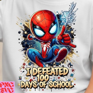 Puede incluir: Camiseta blanca con un diseño de Spider-Man de dibujos animados. El superhéroe se muestra en una pose dinámica, con su traje rojo y azul, con una telaraña. El texto "I Defeated 100 Days of School" se muestra debajo.