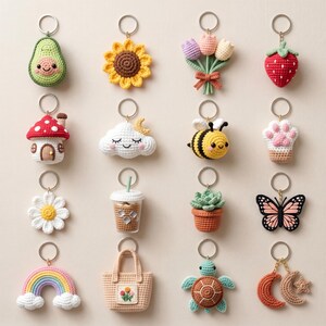 以下が含まれることがあります： アボカド、ヒマワリ、チューリップの花束、イチゴ、キノコハウス、雲、蜂、足跡、デイジー、アイスコーヒー、多肉植物、蝶、虹、トートバッグ、カメ、三日月と星など、様々なデザインの手作りのかぎ針編みのキーホルダーのコレクション。