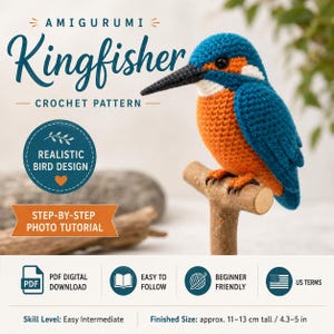 Puede incluir: Un amigurumi de martín pescador tejido a ganchillo, con detalles azules, naranjas y blancos, posado en una rama de madera. La imagen incluye el texto "Amigurumi Kingfisher Crochet Pattern" y "Realistic Bird Design". La medida final es de unos 11-13 cm de alto.