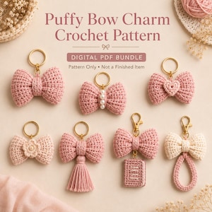 Peut inclure: Un ensemble PDF numérique pour un modèle de crochet Puffy Bow Charm présentant sept porte-clés nœuds en crochet dans des tons rose et crème. Les nœuds incluent des éléments décoratifs comme des perles, un cœur, une fleur, un pompon, un livre et une boucle.