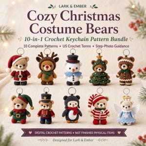 Könnte beinhalten: Ein digitales Häkelanleitungs-Set mit dem Titel Cozy Christmas Costume Bears von Lark & Ember. Das Bild zeigt 10 kleine Bären-Schlüsselanhänger in verschiedenen Weihnachtskostümen, darunter Weihnachtsmann, Rentier, Schneemann, Baum, Lebkuchen, Elf, Nussknacker, Pinguin, Zuckerstange und Engel.