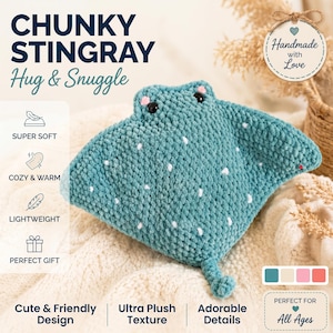 Op de afbeelding: Een teal, chunky gebreide pijlstaartrog knuffel met witte stippen, zwarte ogen en roze accenten. De tekst "CHUNKY STINGRAY Hug & Snuggle" staat bovenaan. Extra tekst is "Super Soft", "Cozy & Warm", "Lightweight", "Perfect Gift", "Cute & Friendly Design", "Ultra Plush Texture", "Adorable Details" en "Perfect for All Ages".