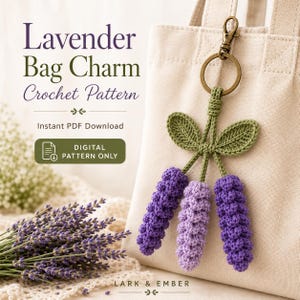 Peut inclure: Un modèle de crochet pour breloque de sac lavande avec trois brins de fleurs texturés en violet et violet clair, des feuilles vertes et un anneau en métal bronze. Le texte indique Lavender Bag Charm Crochet Pattern et Digital Pattern Only.